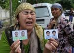Efterlysning. Den etniske usbeker, Ranokhon efterlyser hendes børnebørn ved grænsen til Usbekistan, efter hendes flugt fra Kirgisistans næststørste by, Osh. 