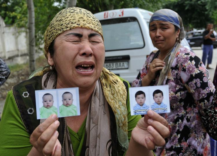 Efterlysning. Den etniske usbeker, Ranokhon efterlyser hendes børnebørn ved grænsen til Usbekistan, efter hendes flugt fra Kirgisistans næststørste by, Osh. 