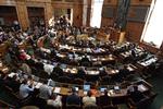 GENOPRETNINGSPAKKE. Afslutningsdebatten (billeder, red.) skulle have været sidste møde i folketingssalen inden sommerferien. Men ferien er udskudt, og i dag skal der stemmes om regeringens spareplan. 