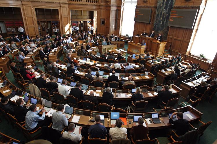 GENOPRETNINGSPAKKE. Afslutningsdebatten (billeder, red.) skulle have været sidste møde i folketingssalen inden sommerferien. Men ferien er udskudt, og i dag skal der stemmes om regeringens spareplan. 