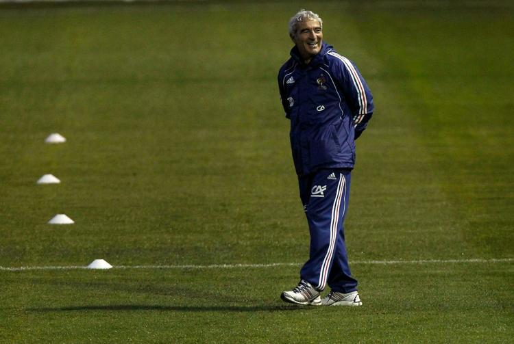 tørvejr. Den franske træner Raymond Domenech på træningsbanen i Knysna, før uvejret oversvømmede det hele. Arkivfoto. 