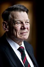 Voldtægtsfædre. Jesper Langballe skrev i en kronik i januar, at muslimske fædre slår døtrene ihjel (de såkaldte æresdrab) - og i øvrigt vender det blinde øje til onklernes voldtægt«. 