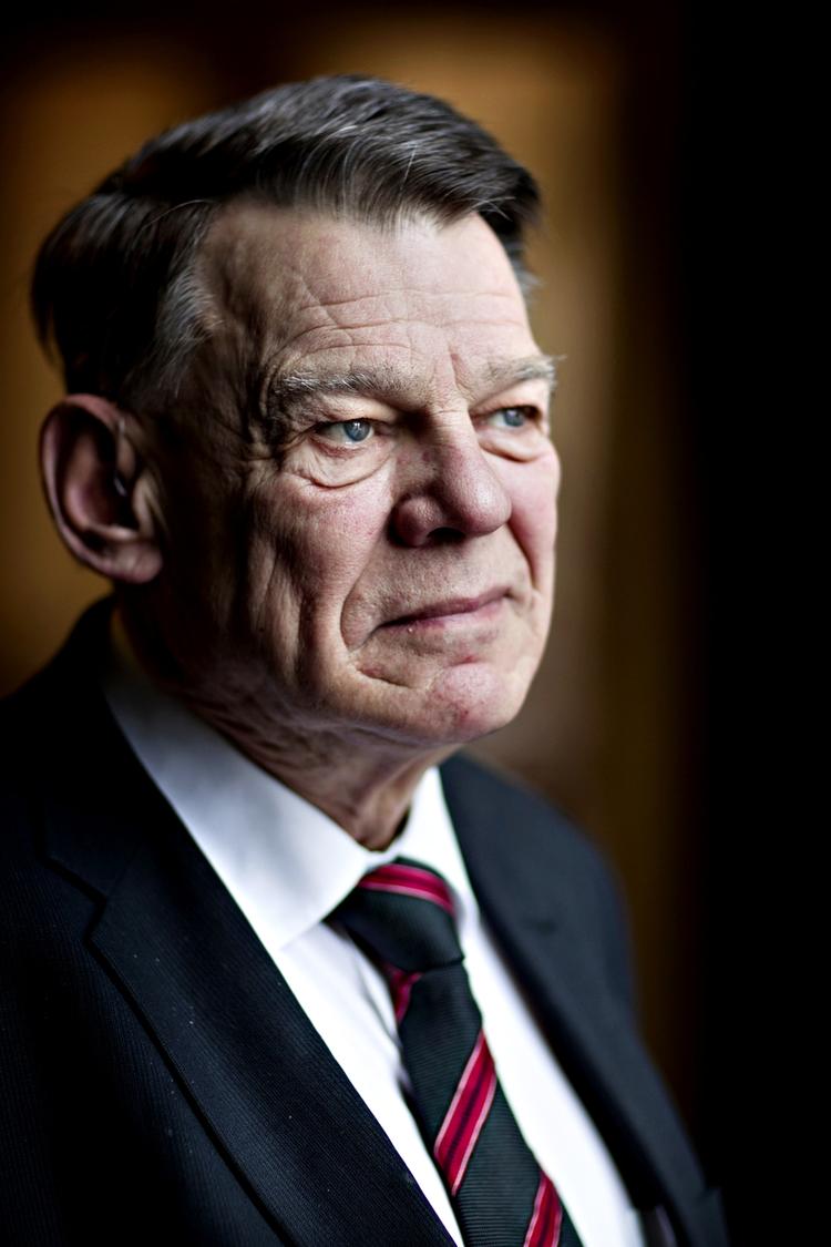 Voldtægtsfædre. Jesper Langballe skrev i en kronik i januar, at muslimske fædre slår døtrene ihjel (de såkaldte æresdrab) - og i øvrigt vender det blinde øje til onklernes voldtægt«. 