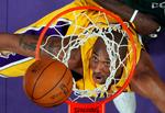 øjemål. Los Angeles Lakers-stjernen Kobe Bryant scorer i kampen mod Boston Celtics. Lakers har hjemmebane i den sidste og afgørende finalekamp natten til fredag. 