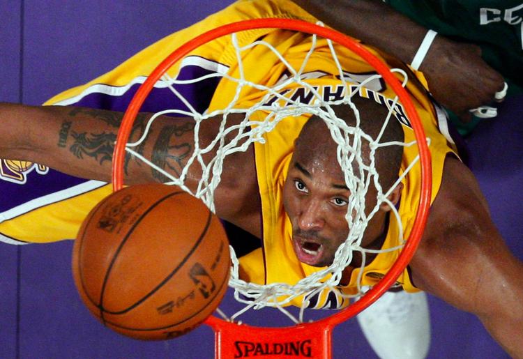 øjemål. Los Angeles Lakers-stjernen Kobe Bryant scorer i kampen mod Boston Celtics. Lakers har hjemmebane i den sidste og afgørende finalekamp natten til fredag. 