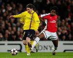 advarsel. Alex Song i hælene på Lionel Messi under opgøret mellem Arsenal og Barcelona. Arkivfoto. 