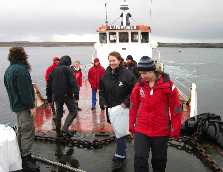 DRØMME-BRIST. Abby Sunderland ude til højre fotograferet i går nær  Kerguelen Islands - et fransk territorium i den sydlige del af Det Indiske Ocean. 