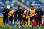 europamestre. En af verdens bedste pasningsspillere, Xavi (midt - i orange vest) har tiltro til Danmark. 