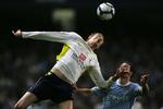 storken. Den lange og ranglede Tottenham-angriber Peter Crouch er en stor fan af den sydafrikanske opfindelse, vuvuzelaen. Arkivfoto. 