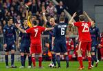 hjemmedommer. Dommer Roberto Rosetti var en modig mand, der turde gå imod strømmen af dommere, som favoriserer hjemmeholdet, da han tidligt i kampen mellem Bayern München og Lyon udviste hjemmeholdets Franck Ribéry for en svinestreg. Arkivfoto. 