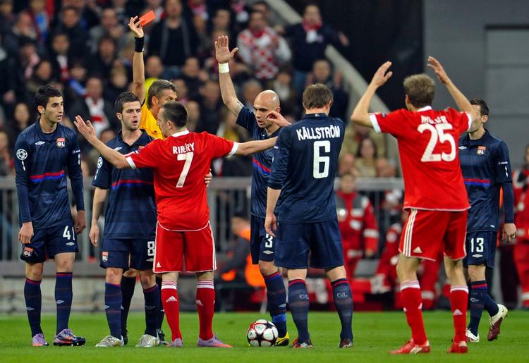 hjemmedommer. Dommer Roberto Rosetti var en modig mand, der turde gå imod strømmen af dommere, som favoriserer hjemmeholdet, da han tidligt i kampen mellem Bayern München og Lyon udviste hjemmeholdets Franck Ribéry for en svinestreg. Arkivfoto. 