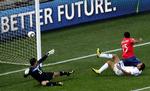 Heldigt. Honduras var tæt på at afværge Chiles 1-0-scoring. 