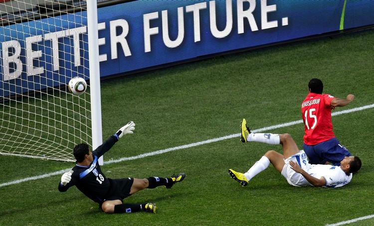 Heldigt. Honduras var tæt på at afværge Chiles 1-0-scoring. 