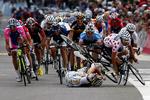 UPOPULÆR. Mark Cavendish (liggende) får skylden for massestyrtet i Tour de Suisse. 