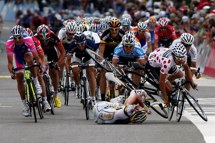 UPOPULÆR. Mark Cavendish (liggende) får skylden for massestyrtet i Tour de Suisse. 