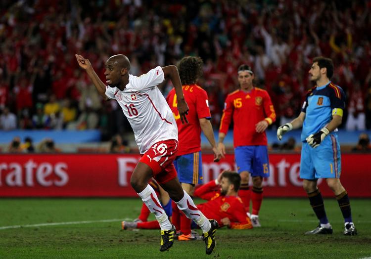 jubel. Den schweiziske angriber Blaise N'Kufo jubler, efter at hans holdkammerat Gelson Fernandes har bragt Schweiz foran mod Spaniens europamestre. 