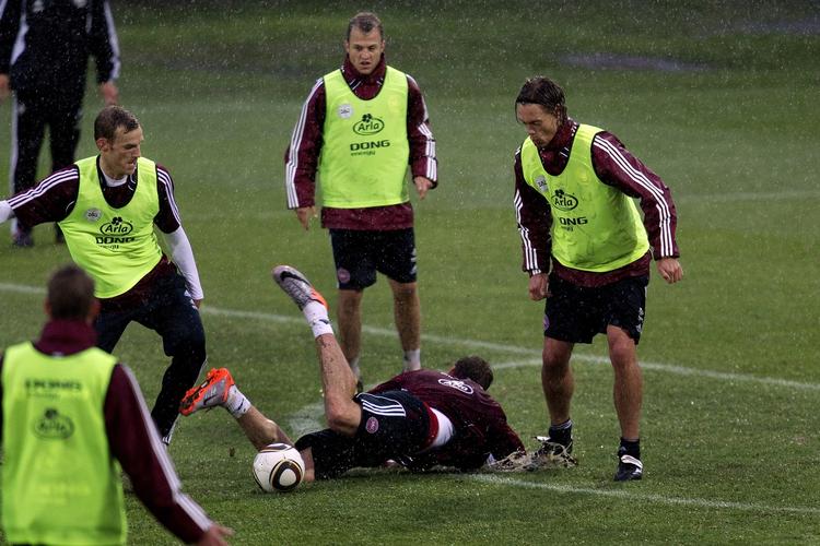 frispark. Voldsomt så det ud, da Søren Larsen (tv.) begik et temmelig tydeligt frispark på Nicklas Bendtner under dagens afsluttende spil til to mål. 