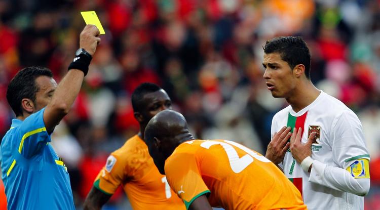 UFORSTÅENDE. Cristiano Ronaldo kunne ikke forstå, hvorfor han skulle have en advarsel i kampen mod Elfenbenskysten. 