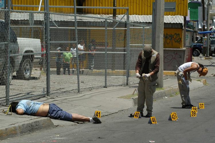 Gerningssted. Mexico i går. Poltiet undersøger området ved et narkobehandlingscenter i Ciudad Juarez. Fire mænd og to kvinder blev dræbt, da de forlod centret. 