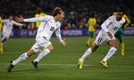 topscorer. Med et langskud og et straffespark er Diego Forlán (tv.) nu topscorer ved VM. 