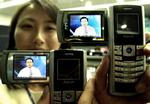 TV på mobiltelefonen har været muligt i årevis, men muligheden har endnu sit gennembrud til gode. Her er det mobiltelefoner fra 2005, der viser tv. 
