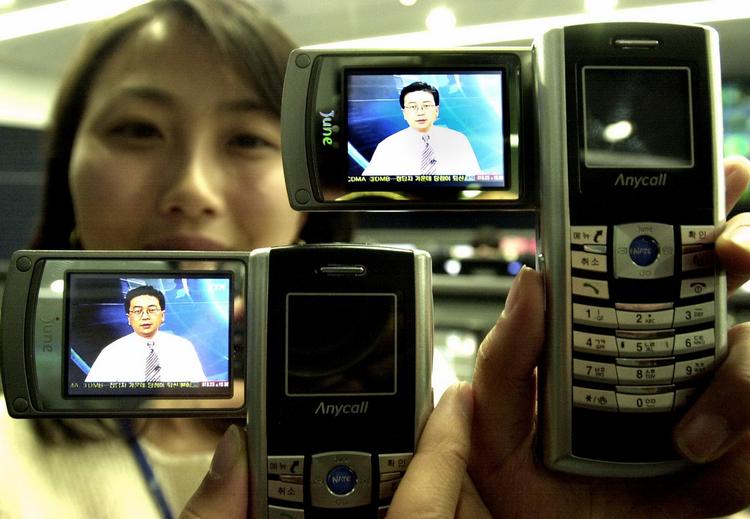 TV på mobiltelefonen har været muligt i årevis, men muligheden har endnu sit gennembrud til gode. Her er det mobiltelefoner fra 2005, der viser tv. 
