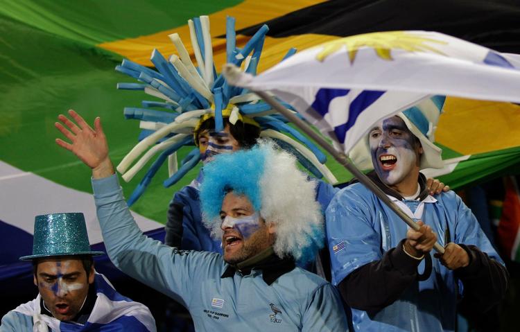 Sejrsjubel. Med sejren over Sydafrika har Uruguay gode chancer for at nå frem til en ottendedelsfinale. 