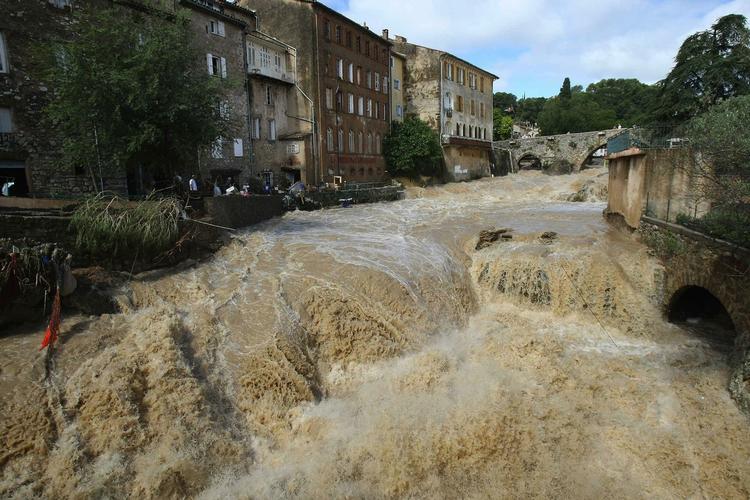 Overflod. Floden Artuby i byen Draguignan onsdag. Draguignan er det værst ramte område. 