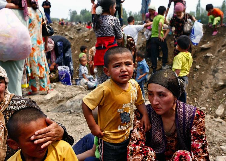 Uzbek refugees waiting to cross the border into Uzbekistan as a result of fighting in Osh. 