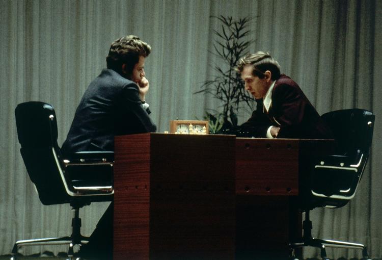 Bobby Fischer (t.h.) og sovjetiske Boris Spasskij under det sidste parti i Reykjavik i august 1972. 