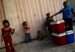 issalg. Palæstinensiske børn i flygtnmingelejren Shatie i Gaza By sælger frossen juice som is. 