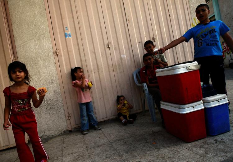 issalg. Palæstinensiske børn i flygtnmingelejren Shatie i Gaza By sælger frossen juice som is. 