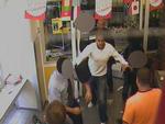 voldsmænd. Politiet eftersøger de personer på billedet, der ikke er slørede, og som onsdag aften gik amok i en Netto-butik. Manden i hvid trøje betegnes af politiet som gerningsmand D. 