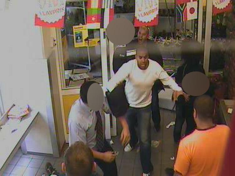 voldsmænd. Politiet eftersøger de personer på billedet, der ikke er slørede, og som onsdag aften gik amok i en Netto-butik. Manden i hvid trøje betegnes af politiet som gerningsmand D. 