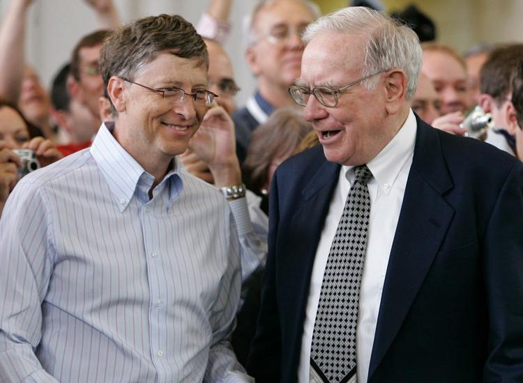 Velgørenhed. Milliardærerne Bill Gates (til venstre) og Warren Buffett vil have deres ligemænd til at give mindst halvdelen af deres formuer til velgørenhed. 