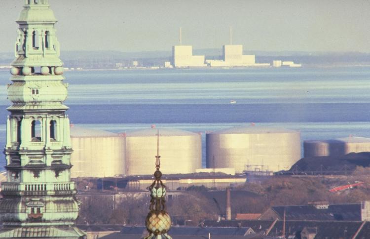 ATOMKRAFT. Svenskerne overvejer at genåbne for bygning af atomkraftværker. Der er dog ikke udsigt til, at Barsebäck - her fotograferet fra København - genåbnes. Arkivfoto. 