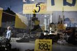 Sommerudsalget er igang, og i morgen følger de store butikker i Københavns centrum trop. Billedet her er fra en skobutik, der bliver ved med at reklamere for ophørsudsalg. 