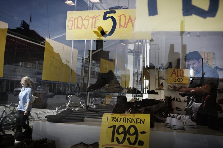 Sommerudsalget er igang, og i morgen følger de store butikker i Københavns centrum trop. Billedet her er fra en skobutik, der bliver ved med at reklamere for ophørsudsalg. 