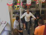 eftersøgt. Politiet har endnu ikke identificeret manden i den hvide trøje, der onsdag eftermiddag gennemtæskede to ansatte i en Netto-butik. 