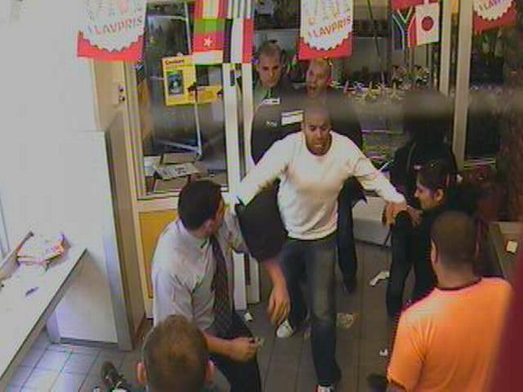 eftersøgt. Politiet har endnu ikke identificeret manden i den hvide trøje, der onsdag eftermiddag gennemtæskede to ansatte i en Netto-butik. 