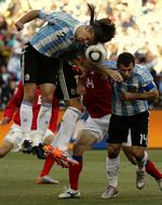 Infight. Demichelis (til venstre) og mascherano i nærkamp med en sydkoreaner. 
