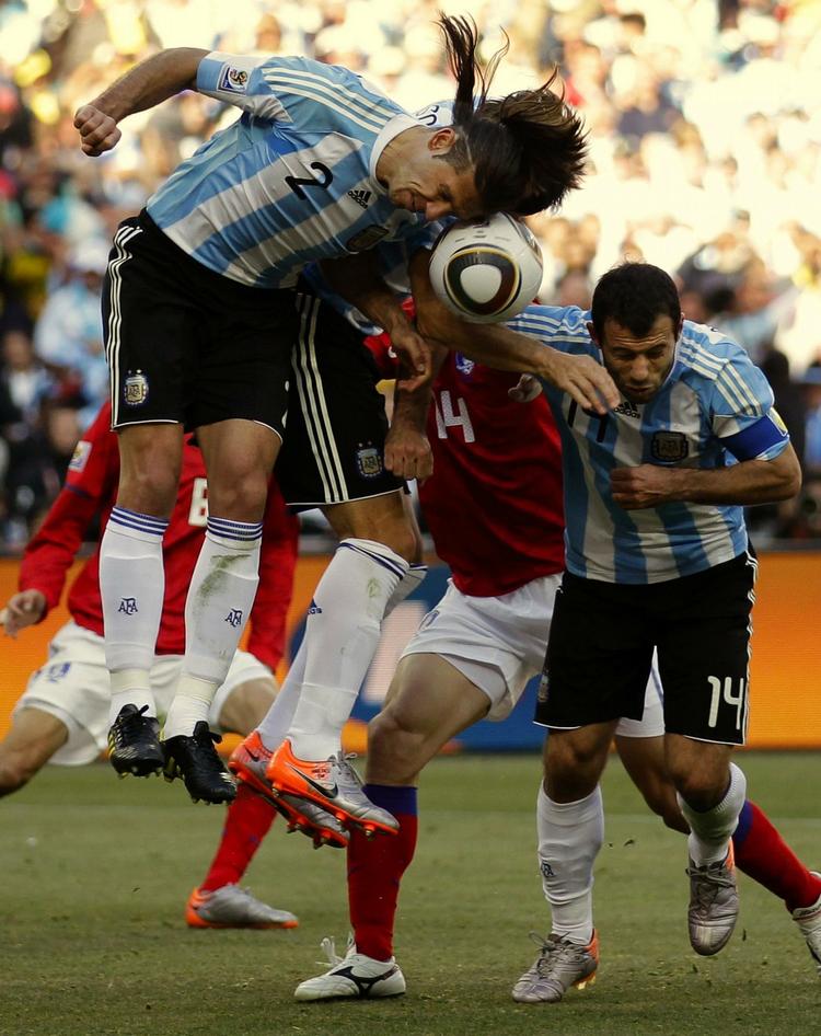 Infight. Demichelis (til venstre) og mascherano i nærkamp med en sydkoreaner. 