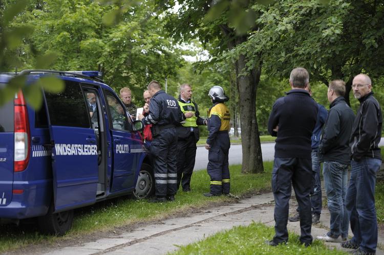 SIKRING. Bombeekspert gør klar til at undersøge gerningsstedet efter sprængning i bil i Århus. 