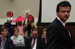 Skurk. Tony Hayward blev mødt med protester, da han mødte op i Capitol Hill i Washington. 