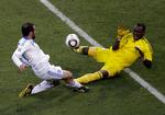 Forbi. Målmanden Vincent Enyeama redder her et forsøg fra Grækenlands Dimitris Salpingidis, men måtte se sig passeret to gange. 