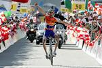 Gesink. Hollænderen kom først over stregen på kongeetappen i Schweiz. 