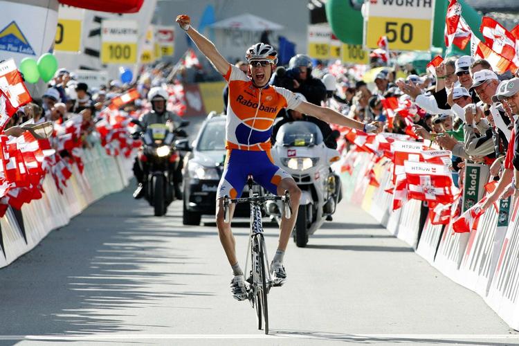 Gesink. Hollænderen kom først over stregen på kongeetappen i Schweiz. 