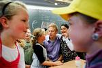 Selvlært. Henrik Østergård har ikke nogen lærerfaglig baggrund. Det eneste, han har med i bagagen, er en studentereksamen. Men eleverne er vilde med ham, og nu vil han være folkeskolelærer.  Foto: Anders Brohus 