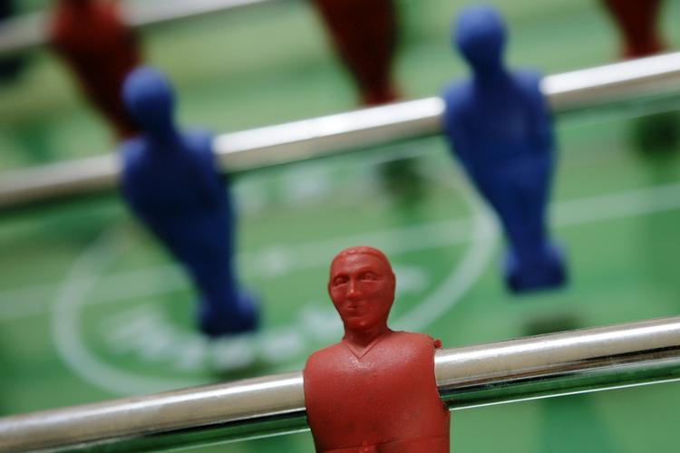 Bordfodbold, slikskåle eller andre gratis glæder spares væk på arbejdspladserne. Men det er en dårlig forretning, viser erfaringer. 