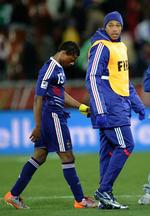 Exit. Patrice Evra og Thierry Henry (til højre) går den tunge gang og er på vej ud af VM. 
